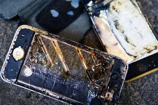 Điện thoại phát nổ khi đang học online - Ảnh báo phapluat.vn