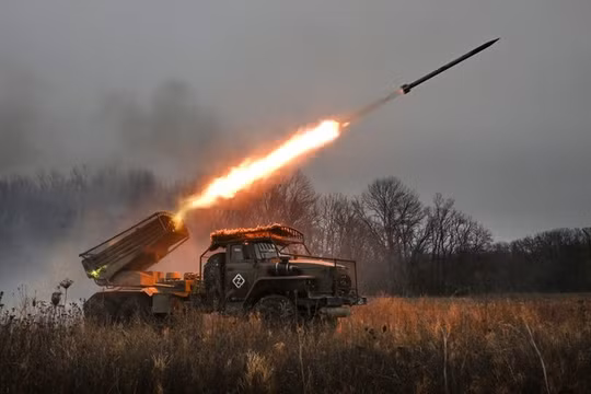 Các bệ phóng tên lửa đa nòng Grad của nhóm Zapad đang hoạt động theo hướng Krasny Liman. Ảnh: Sputnik.