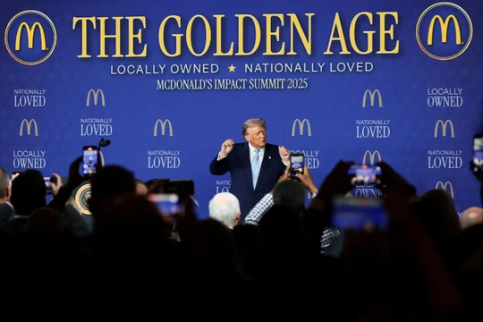 Tổng thống Mỹ Donald Trump nhảy trên sân khấu sau bài phát biểu của ông tại Hội nghị thượng đỉnh tác động của McDonald's tại Khách sạn Westin ở Washington, D.C., Mỹ ngày 17/11. Ảnh: Reuters.