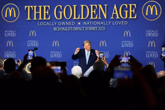 Tổng thống Mỹ Donald Trump nhảy trên sân khấu sau bài phát biểu của ông tại Hội nghị thượng đỉnh tác động của McDonald's tại Khách sạn Westin ở Washington, D.C., Mỹ ngày 17/11. Ảnh: Reuters.