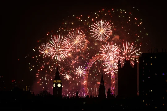 Pháo hoa nổ trên bầu trời trung tâm London ngay sau nửa đêm ngày 1/1. Ảnh: AFP.