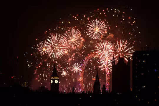 Pháo hoa nổ trên bầu trời trung tâm London ngay sau nửa đêm ngày 1/1. Ảnh: AFP.