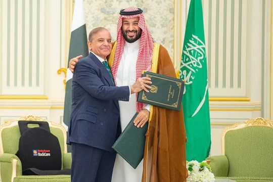 Thái tử Arab Saudi Mohammed bin Salman và Thủ tướng Pakistan Shehbaz Sharif gặp nhau tại Riyadh. Ảnh: RT.