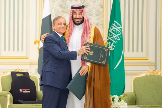 Thái tử Arab Saudi Mohammed bin Salman và Thủ tướng Pakistan Shehbaz Sharif ôm nhau vào ngày họ ký thỏa thuận quốc phòng, tại Riyadh, Saudi Arabia, ngày 17/9. Ảnh: Reuters.