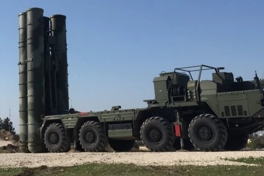 Bệ phóng tên lửa thuộc hệ thống S-400 của Nga. Ảnh: MW.