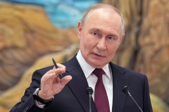 Tổng thống Nga Vladimir Putin phát biểu với các phóng viên sau chuyến thăm Kyrgyzstan tại Văn phòng Tổng thống Yntymak Ordo ở Bishkek, Kyrgyzstan. Ảnh: Sputnik.