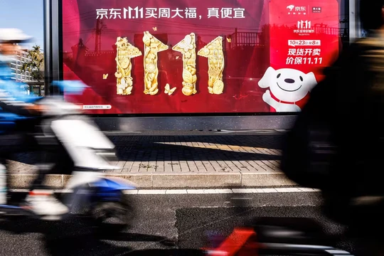 Bảng quảng cáo Ngày Độc thân của JD.com tại Bắc Kinh vào ngày 26/10 (Ảnh: Reuters)