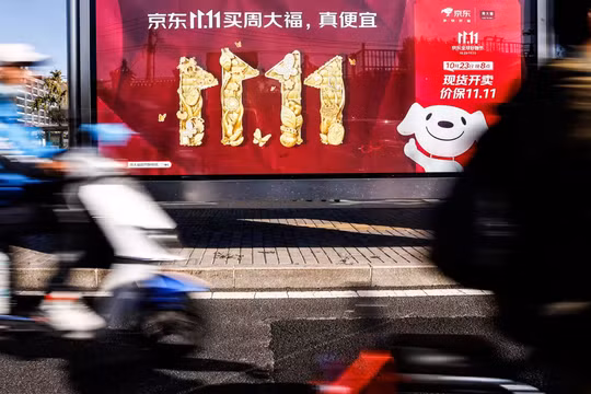Bảng quảng cáo Ngày Độc thân của JD.com tại Bắc Kinh vào ngày 26/10 (Ảnh: Reuters)