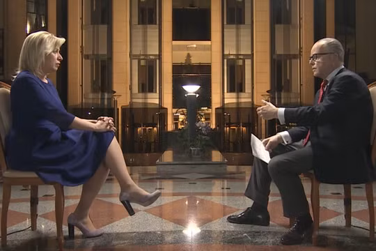 Phát ngôn viên Bộ Ngoại giao Nga Maria Zakharova (trái) trong cuộc phỏng vấn độc quyền với RT (Ảnh: RT)