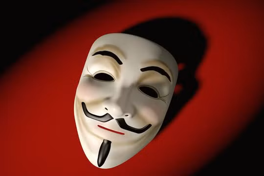 Hình ảnh chiếc mặt nạ thường được nhóm Anonymous sử dụng như biểu tượng (Ảnh: Getty)