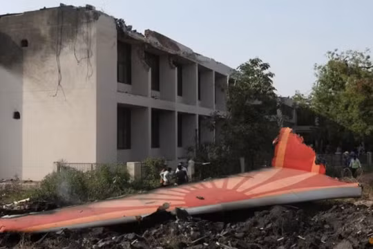 Mảnh vỡ của một chiếc Boeing 787 Dreamliner nằm tại địa điểm máy bay Air India bị rơi ở Ahmedabad vào ngày 12/6. Ảnh: Reuters.