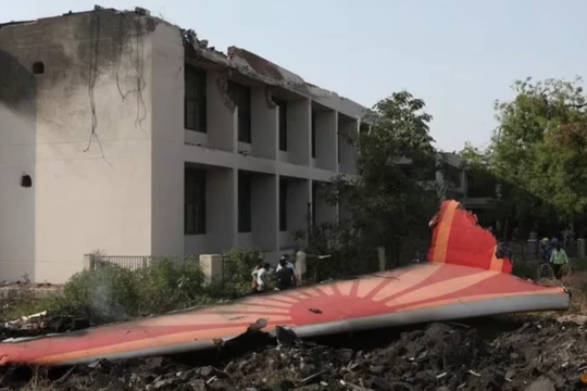 Mảnh vỡ của một chiếc Boeing 787 Dreamliner nằm tại địa điểm máy bay Air India bị rơi ở Ahmedabad vào ngày 12/6. Ảnh: Reuters.