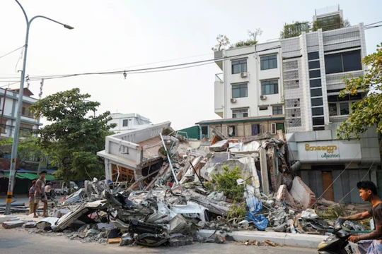 Toàn cảnh một tòa nhà bị sập sau trận động đất mạnh ở Mandalay, Myanmar, ngày 30/3. Ảnh: Reuters.