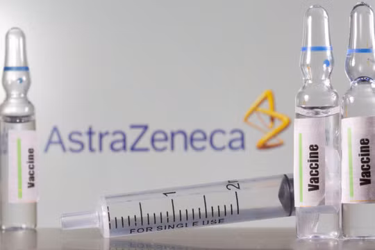 Vaccine do AstraZeneca/Oxford sản xuất bị nhiều nước tạm ngừng sử dụng do lo ngại về tác dụng phụ nghiêm trọng (Ảnh: CNBC)