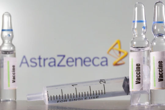 Vaccine do AstraZeneca/Oxford sản xuất bị nhiều nước tạm ngừng sử dụng do lo ngại về tác dụng phụ nghiêm trọng (Ảnh: CNBC)