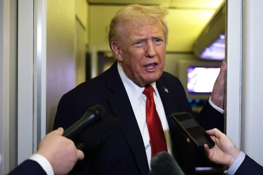 Tổng thống Mỹ Donald Trump phát biểu với các phóng viên trên chuyên cơ Không lực Một. Các nhà phân tích cho rằng quyết định mở rộng danh sách đen thương mại của Mỹ vào cuối tháng 9 có thể đã châm ngòi căng thẳng trong cuộc chiến thương mại Mỹ-Trung. Ảnh: AFP.