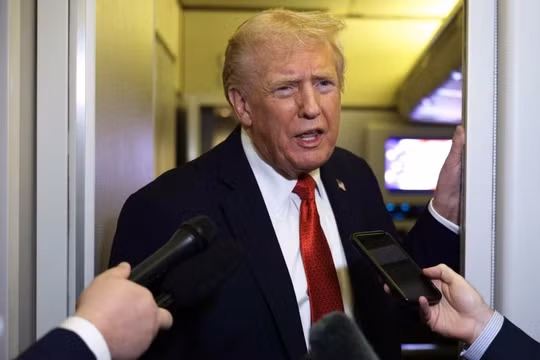 Tổng thống Mỹ Donald Trump phát biểu với các phóng viên trên chuyên cơ Không lực Một. Các nhà phân tích cho rằng quyết định mở rộng danh sách đen thương mại của Mỹ vào cuối tháng 9 có thể đã châm ngòi căng thẳng trong cuộc chiến thương mại Mỹ-Trung. Ảnh: AFP.