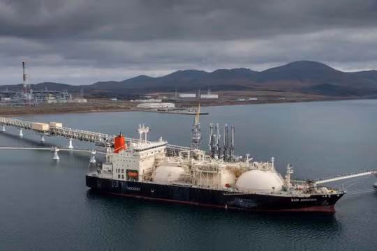 Tàu chở dầu Sun Arrows nạp LNG từ dự án Sakhalin-2 tại cảng Prigorodnoye, Nga (Ảnh: AP)