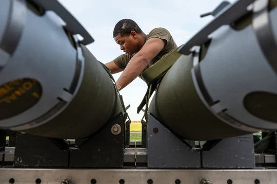 Một phi công đang chuẩn bị bom GBU-38 để lắp vào máy bay ném bom tàng hình B-2 Spirit. Ảnh: Không quân Mỹ.