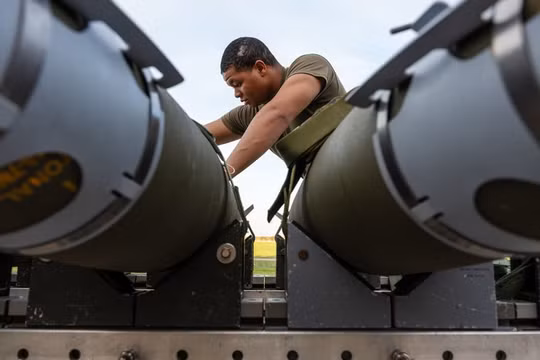 Một phi công đang chuẩn bị bom GBU-38 để lắp vào máy bay ném bom tàng hình B-2 Spirit. Ảnh: Không quân Mỹ.