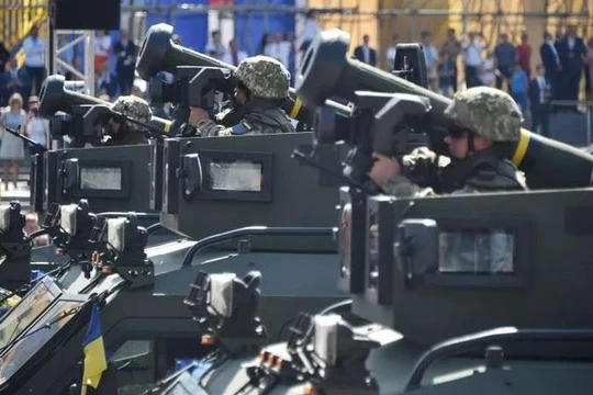 Tên lửa chống tăng Javelin xuất hiện trong một lễ duyệt binh tại Ukraine (Ảnh: Getty).