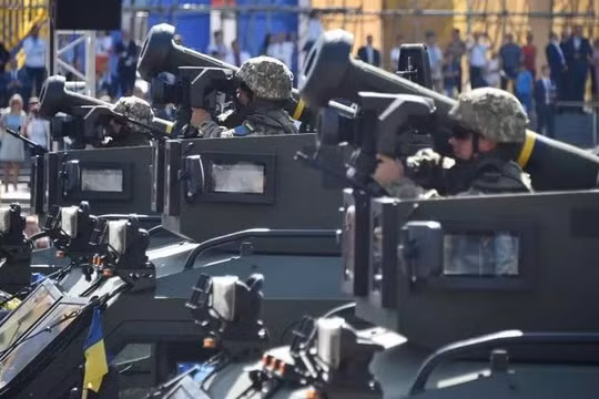 Tên lửa chống tăng Javelin xuất hiện trong một lễ duyệt binh tại Ukraine (Ảnh: Getty).