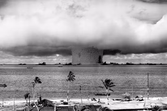 Một đám mây hình nấm và cột nước được tạo ra từ vụ nổ hạt nhân Baker dưới nước vào ngày 25/7/1946 tại Quần đảo Marshall. Ảnh: Getty.