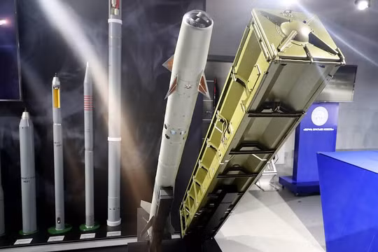 Mô hình hệ thống Strela-10M của Nga (Ảnh: TASS)