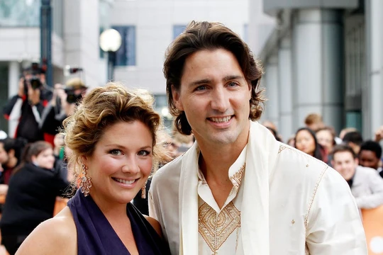 Bà Sophie Grégoire Trudeau đứng cạnh chồng, Thủ tướng Justin Trudeau (Ảnh: Getty)