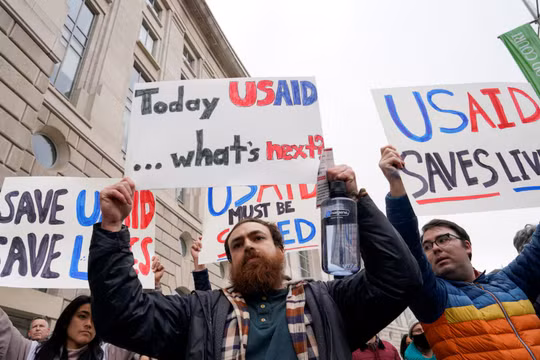 Nhóm người biểu tình phản đối việc đóng cửa trụ sở chính của USAID hôm 3/2. Ảnh: Reuters.