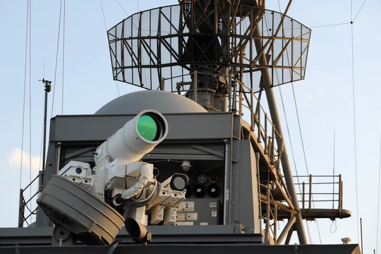 Một hệ thống vũ khí laser được lắp đặt thử nghiệm trên tàu USS Ponce của Mỹ (Ảnh: US Navy)