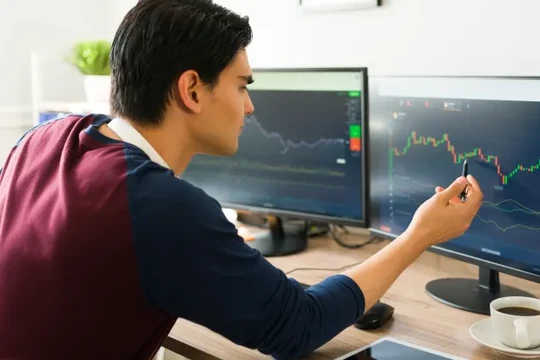 Hàng trăm triệu người đã đầu tư vào tiền mã hoá (Ảnh: CNBC)