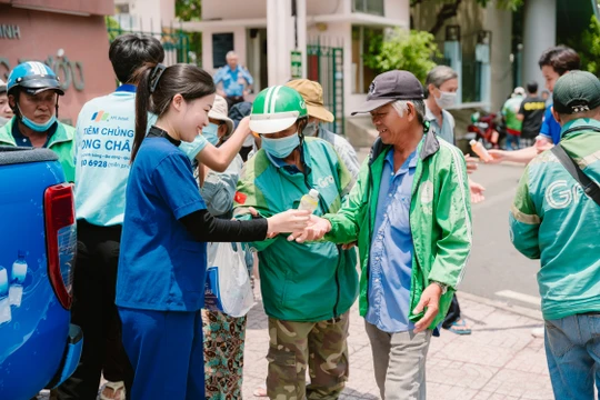 Những nụ cười mát lành giữa trưa hè từ xe nước miễn phí của Long Châu