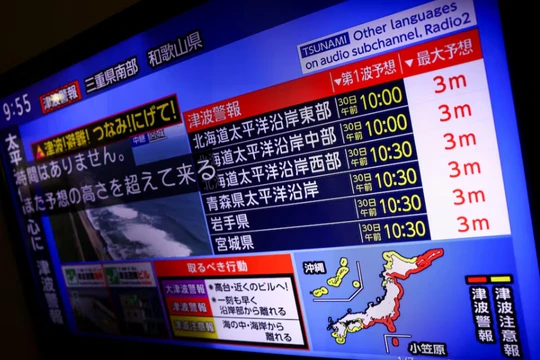 Bản tin về cảnh báo sóng thần của Cơ quan thời tiết Nhật Bản, cho biết dự kiến sóng thần cao tới 3 mét sẽ tràn vào các khu vực ven biển. Ảnh: Reuters.