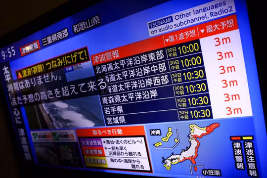 Bản tin về cảnh báo sóng thần của Cơ quan thời tiết Nhật Bản, cho biết dự kiến sóng thần cao tới 3 mét sẽ tràn vào các khu vực ven biển. Ảnh: Reuters.