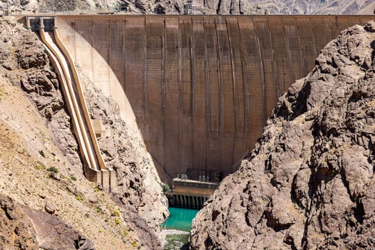 Đập Amir Kabir ở dãy núi Alborz phía bắc Iran vào ngày 1/6. Nhiều con đập của nước này đang ở mức thấp đáng báo động. Ảnh: AFP.