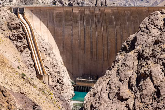 Đập Amir Kabir ở dãy núi Alborz phía bắc Iran vào ngày 1/6. Nhiều con đập của nước này đang ở mức thấp đáng báo động. Ảnh: AFP.