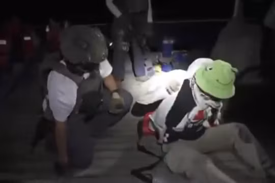 Các thủy thủ Israel lên thuyền ngoài khơi Dải Gaza vào ngày 1/10. Ảnh: Getty.