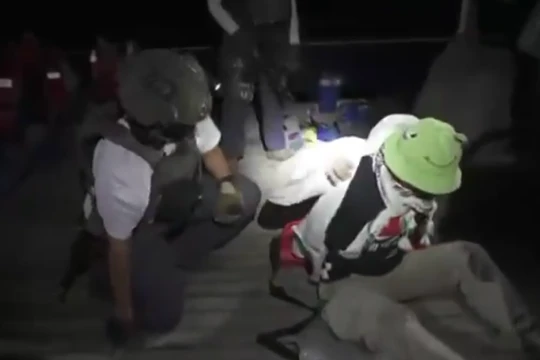 Các thủy thủ Israel lên thuyền ngoài khơi Dải Gaza vào ngày 1/10. Ảnh: Getty.