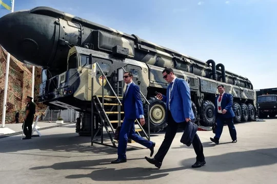 Các chuyên gia quân sự đi ngang qua tên lửa đạn đạo liên lục địa Topol của Nga tại Công viên Yêu nước Kubinka vào ngày 22/8/2017. Ảnh: AFP.