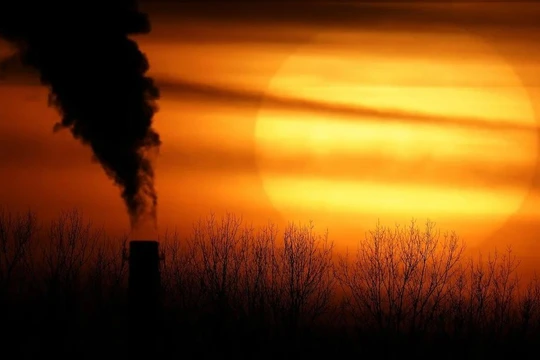 Cứ mỗi 4.434 tấn carbon thải ra bầu khí quyển Trái Đất vào năm 2020 sẽ giết chết 1 người trong thế kỷ này (Ảnh: AP)