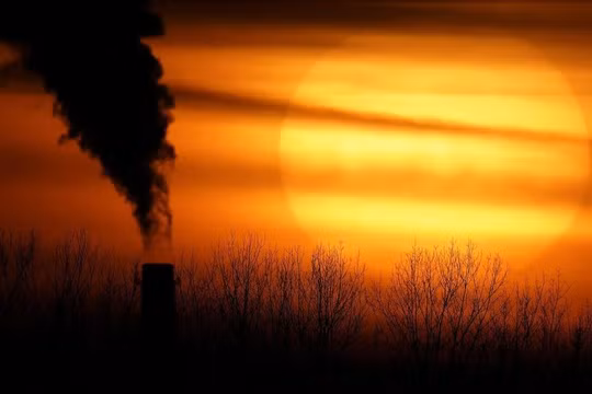 Cứ mỗi 4.434 tấn carbon thải ra bầu khí quyển Trái Đất vào năm 2020 sẽ giết chết 1 người trong thế kỷ này (Ảnh: AP)