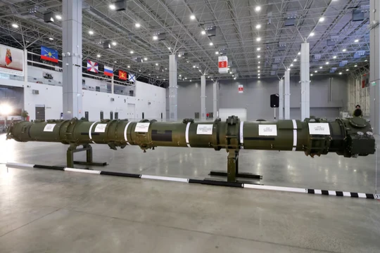 Một bộ phận của hệ thống tên lửa hành trình SSC-8/9M729 được trưng bày trong buổi họp báo do Bộ Quốc phòng và Bộ Ngoại giao Nga tổ chức gần Moscow, Nga ngày 23/1/2019. Ảnh: Reuters.