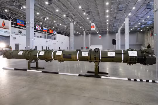 Một bộ phận của hệ thống tên lửa hành trình SSC-8/9M729 được trưng bày trong buổi họp báo do Bộ Quốc phòng và Bộ Ngoại giao Nga tổ chức gần Moscow, Nga ngày 23/1/2019. Ảnh: Reuters.