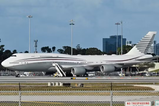 Bức ảnh chụp ngày 15/2 cho thấy chiếc Boeing 747 trên đường băng của sân bay quốc tế Palm Beach sau khi Tổng thống Mỹ Donald Trump tham quan máy bay. Ảnh: AFP.