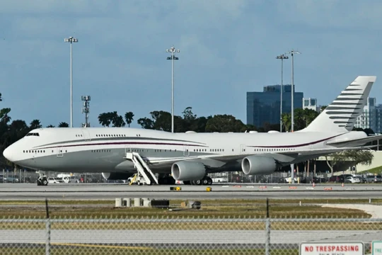 Bức ảnh chụp ngày 15/2 cho thấy chiếc Boeing 747 trên đường băng của sân bay quốc tế Palm Beach sau khi Tổng thống Mỹ Donald Trump tham quan máy bay. Ảnh: AFP.