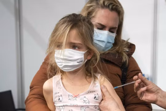 Thụy Điển quyết định không khuyến nghị tiêm vaccine COVID-19 cho tất cả trẻ em ở nhóm tuổi 5-11 (Ảnh: EPA)