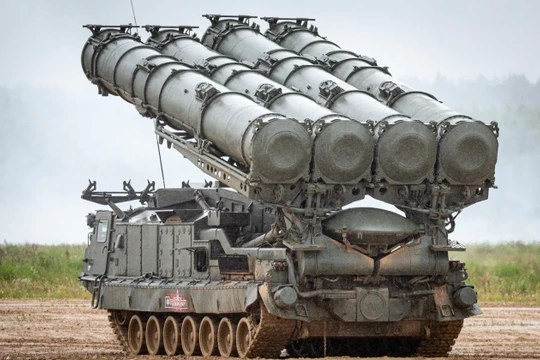 Bệ phóng tên lửa thuộc hệ thống S-300VM. Ảnh: MW.