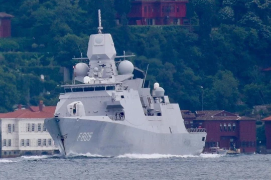 Tàu HNLMS Evertsen của Hà Lan (Ảnh: Reuters)