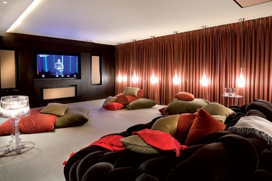 Công ty SHH đã thiết kế ngôi nhà ở London với phòng chiếu phim hoàn chỉnh cùng hệ thống cửa gia cố để giúp chủ nhân “phong tỏa” nếu cần (Ảnh: CNN)